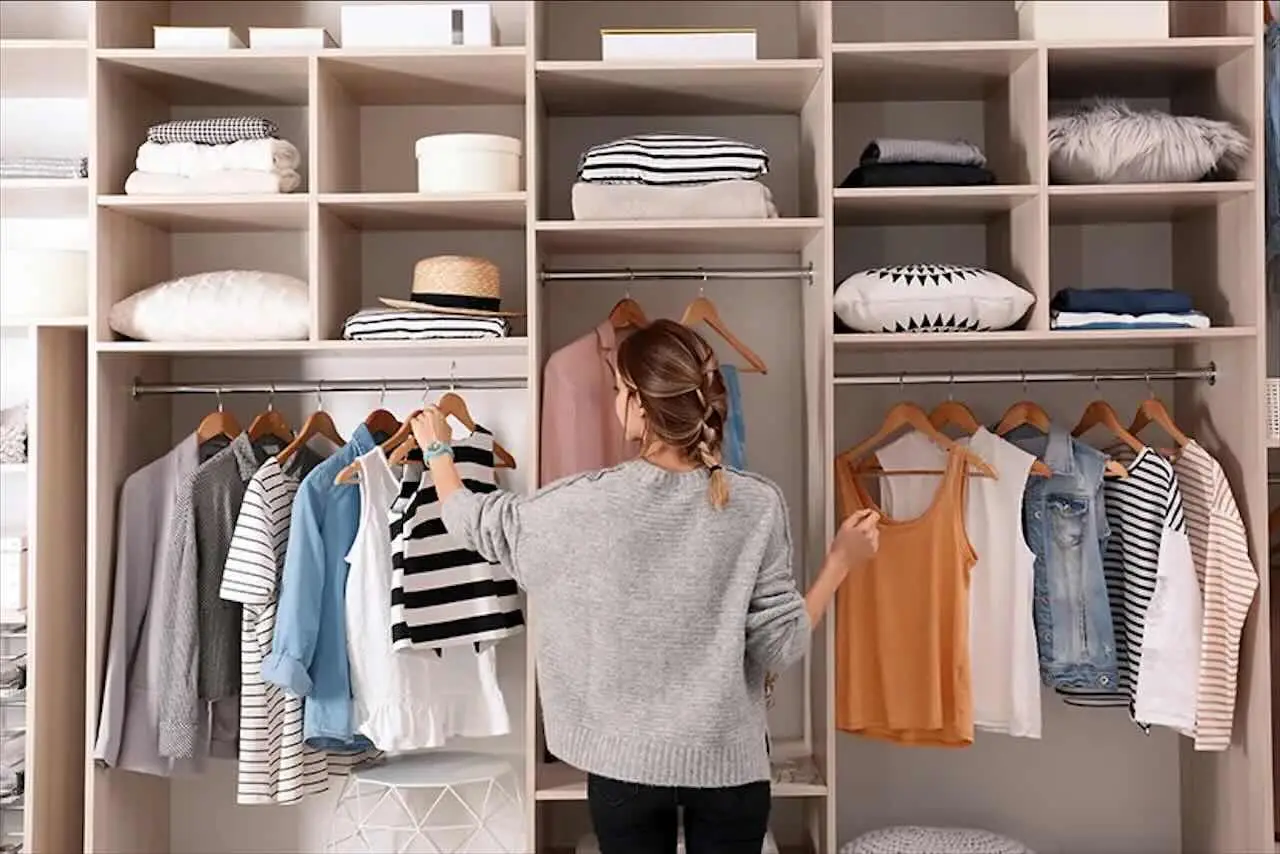 Trucchi semplici per liberare spazio nell’armadio in meno di 5 minuti