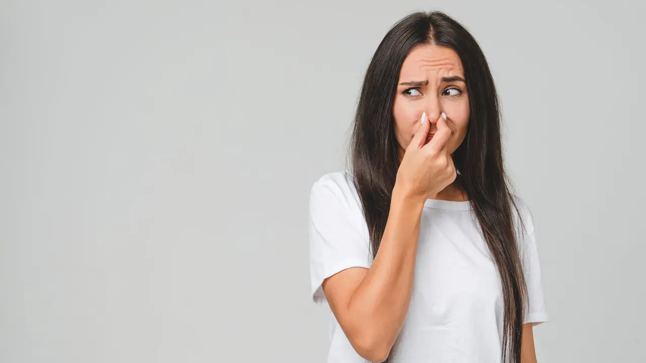 Il metodo naturale per eliminare la puzza in casa in meno di 5 minuti