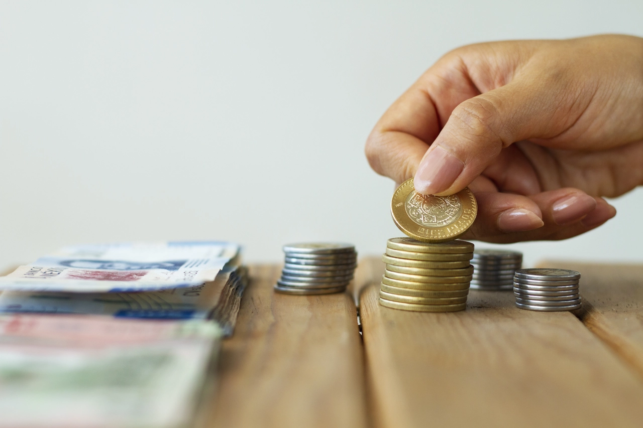 Quanto guadagna una donna delle pulizie al mese: questa è la cifra media