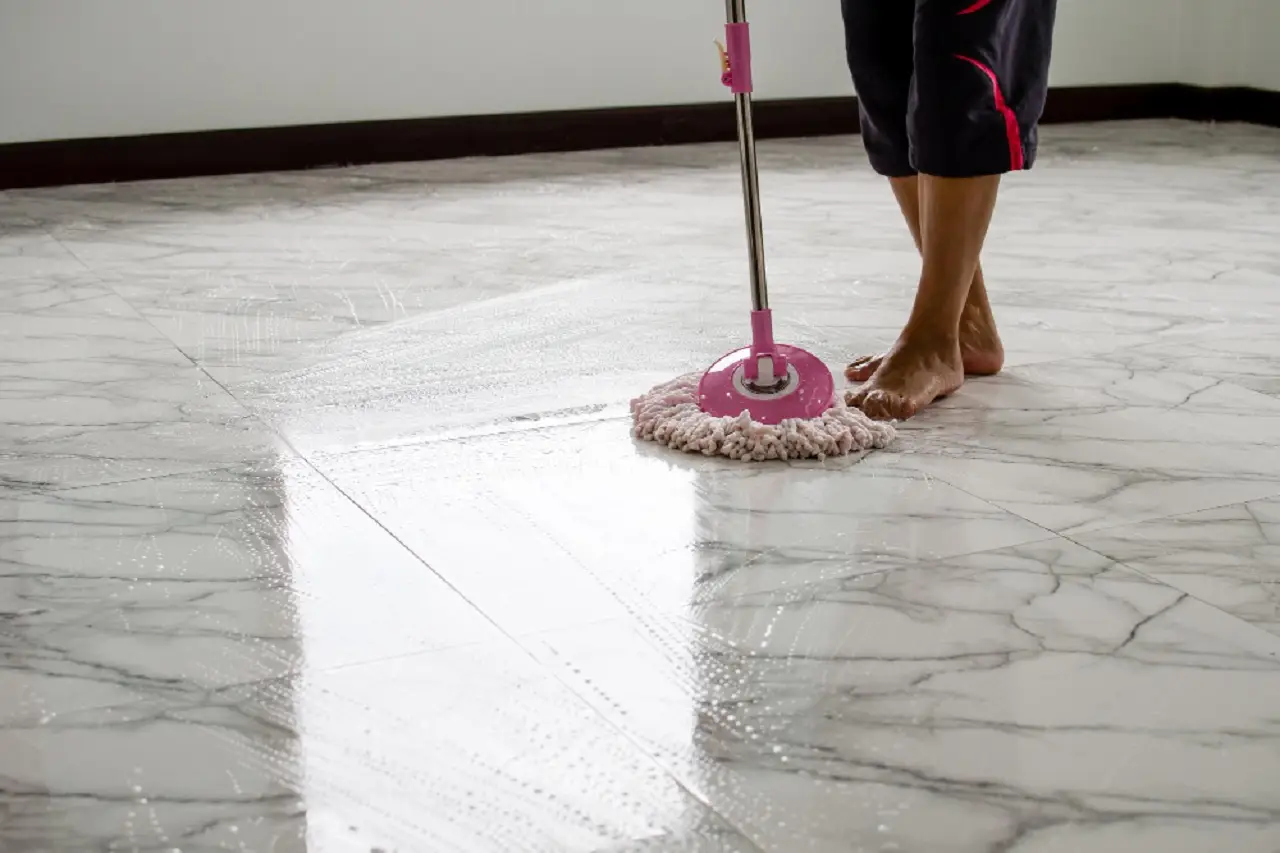 Il trucco per profumare tutta la casa semplicemente lavando il pavimento