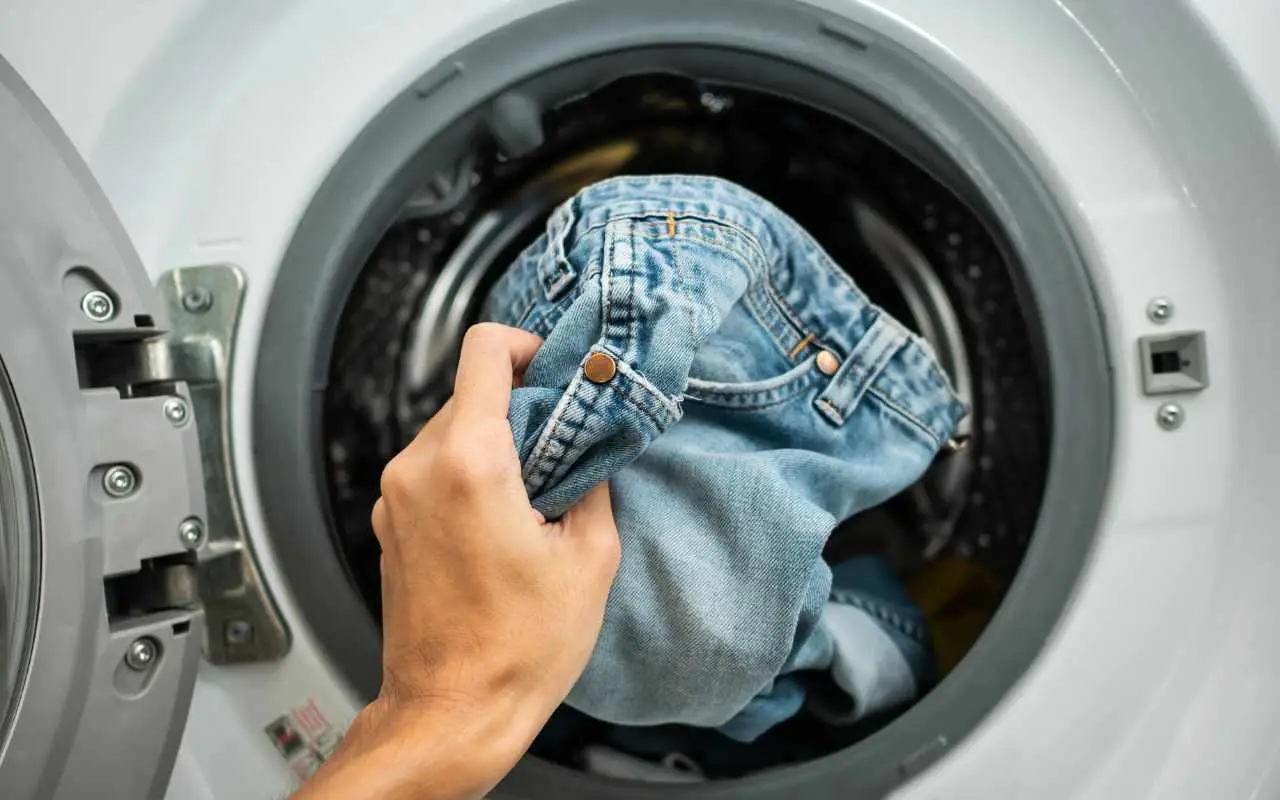 Panni sporchi e incrostati? Ecco il ciclo di lavaggio e il prodotto da usare per pulirli davvero