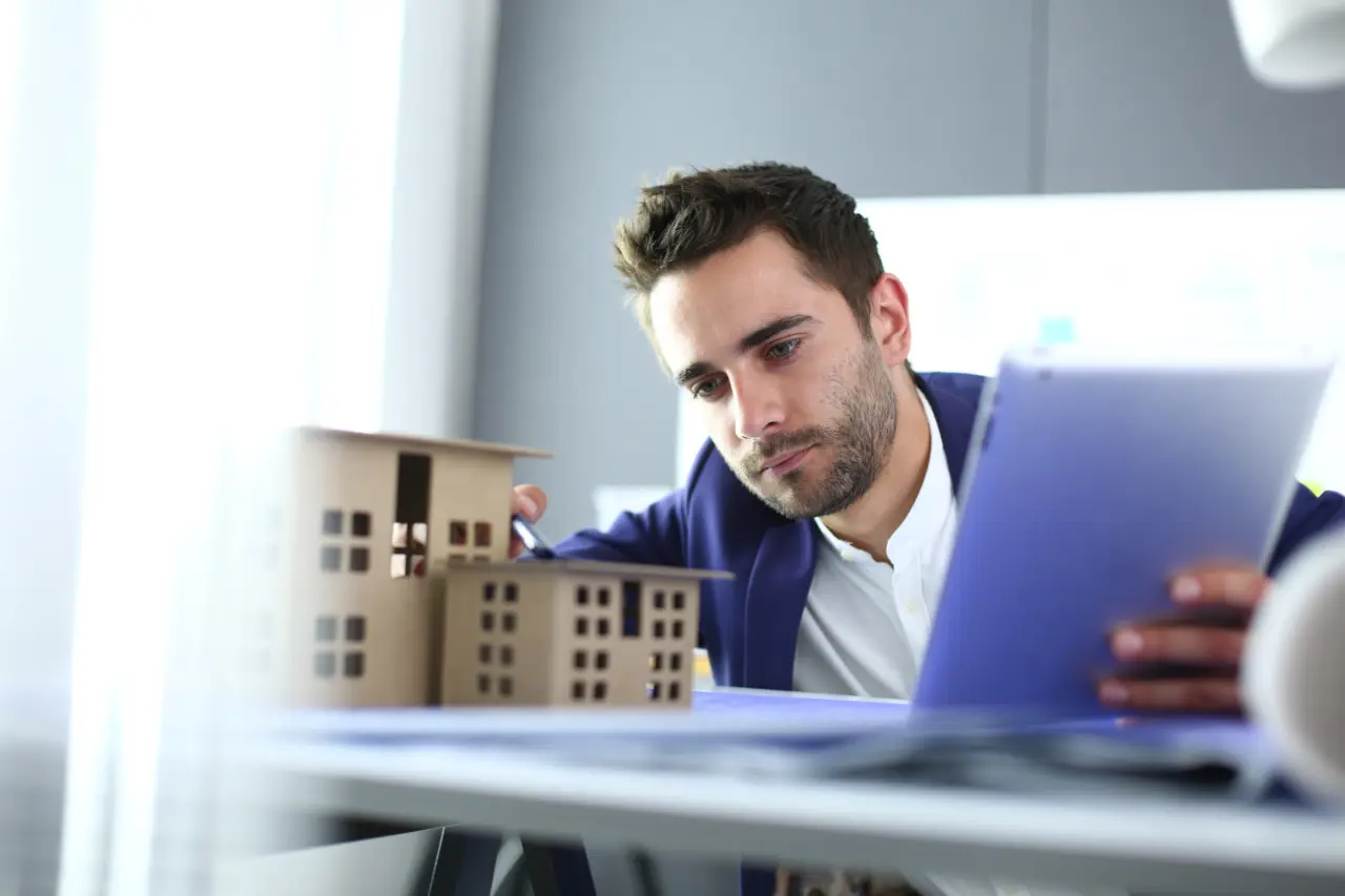 Devi ristrutturare casa? Ecco come calcolano davvero la parcella gli architetti (e come risparmiare)